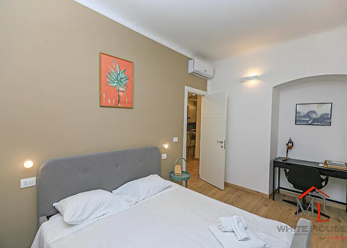 Parrot House Airport By Ml White House Apartment