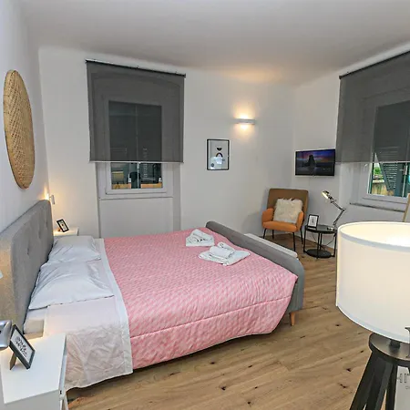 Parrot House Airport By Ml White House * جنوة