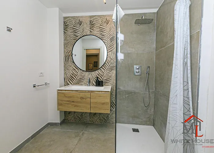 Parrot House Airport By Ml White House *