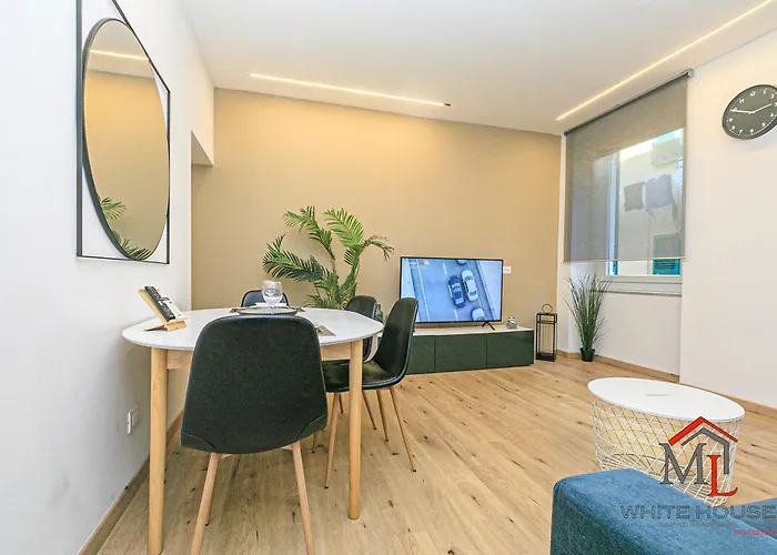 Parrot House Airport By Ml White House * جنوة