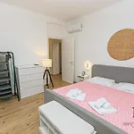 Parrot House Airport By Ml White House Apartmán Janov